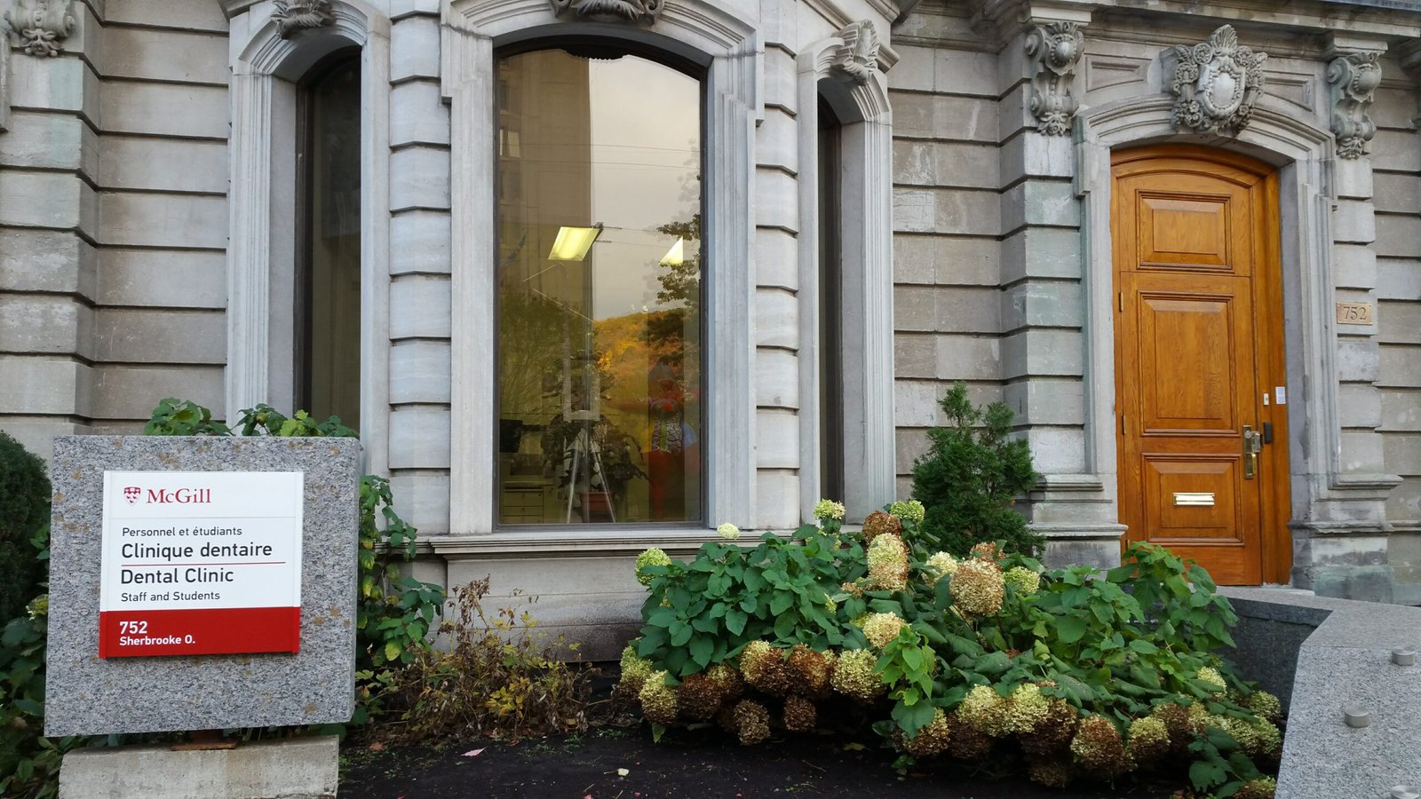 McGill Dental Clinic Entrance